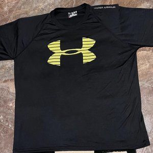 UNDER ARMOUR MEN'S T-SHIRT, HEAT GEAR,  SIZE:: XL, BLACK WITH YELLOW, LOOSE FIT.